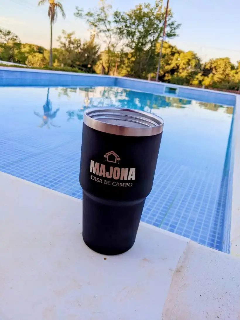 Vaso Majona junto a la piscina iluminada