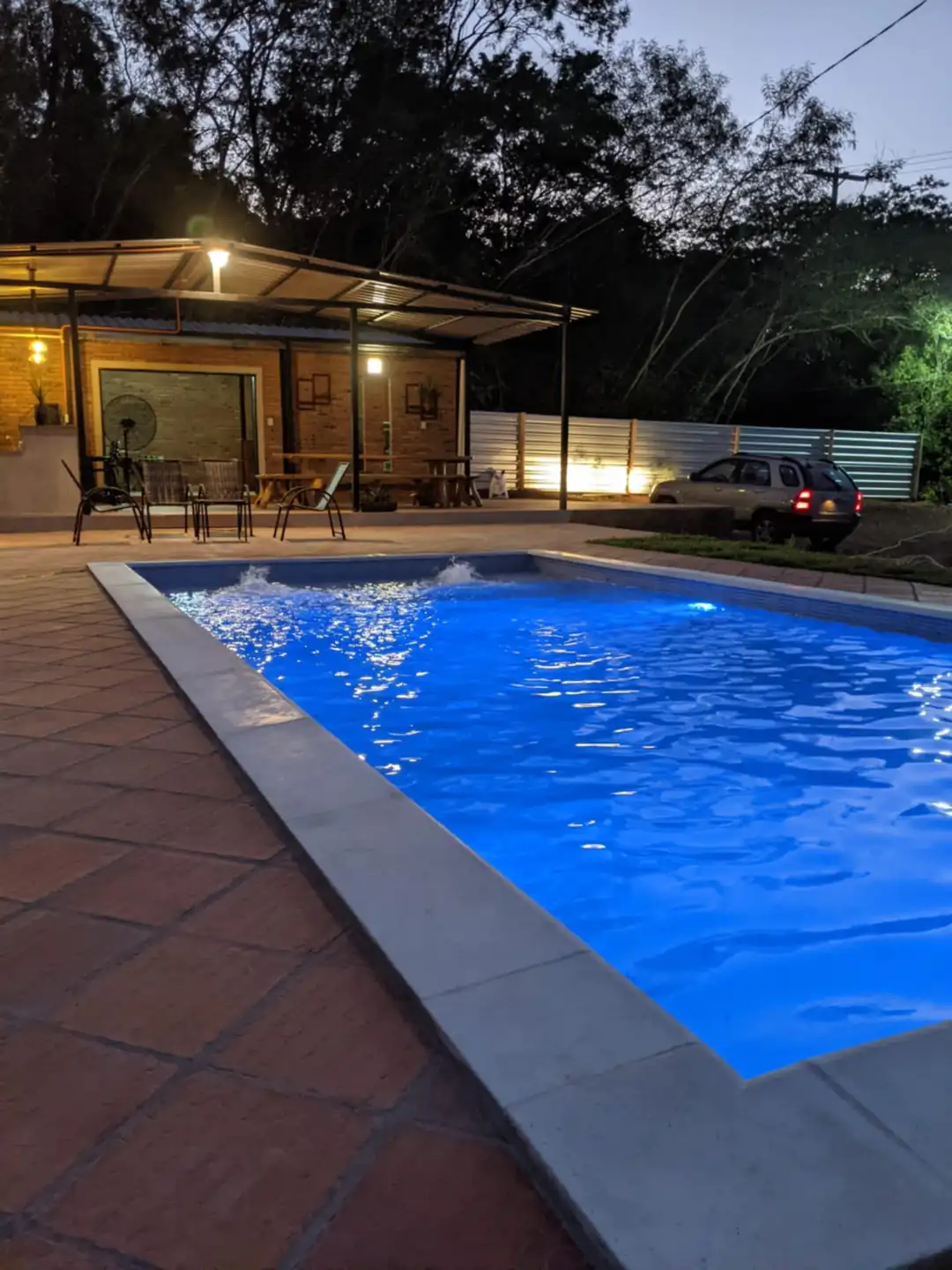 Piscina iluminada de noche - Majona Ypacaraí